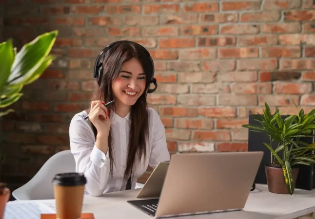 agencia-de-marketing-em-sp-agencia-de-marketing-mulher-mexendo-no-computador