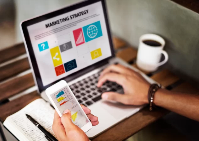 estrategia-de-marketing-conectando-o-conceito-de-dispositivos-digitais_11zon