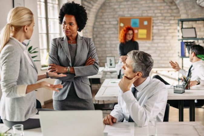 [fpdl.in]_empresaria-afro-americana-e-seus-colegas-se-comunicando-em-uma-reuniao-de-negocios-no-escritorio-moderno-ha-pessoas-em-segundo-plano_637285-163_medium