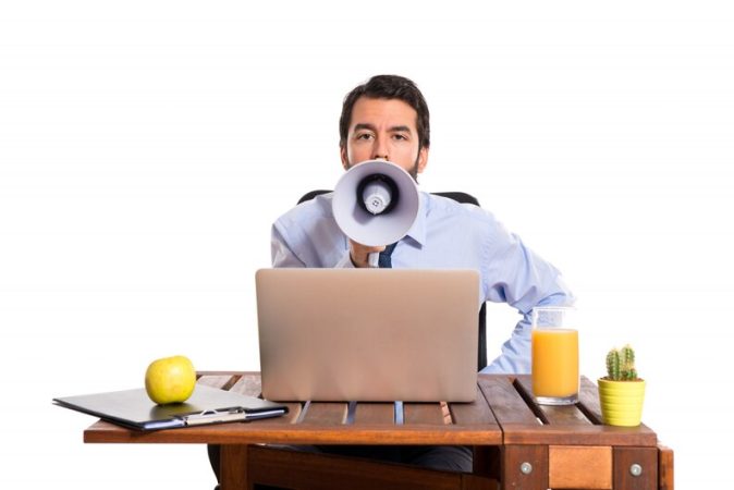[fpdl.in]_empresario-em-seu-escritorio-gritando-por-megafone_1368-4632_medium